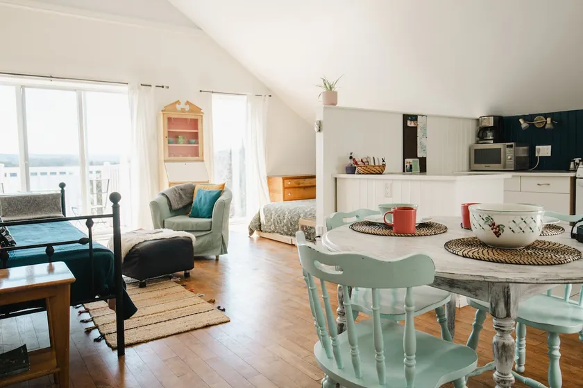 Moonlight Room: studio retreat on Lac Marie-Louise - Image 1