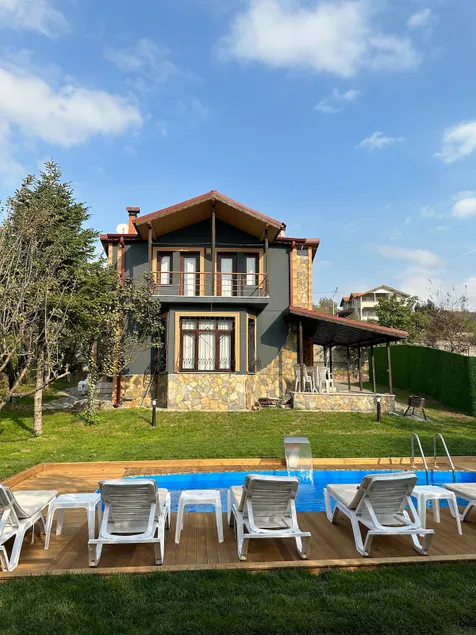 Isolated Villa with Heated Pool on Sapanca Lake - Image 1