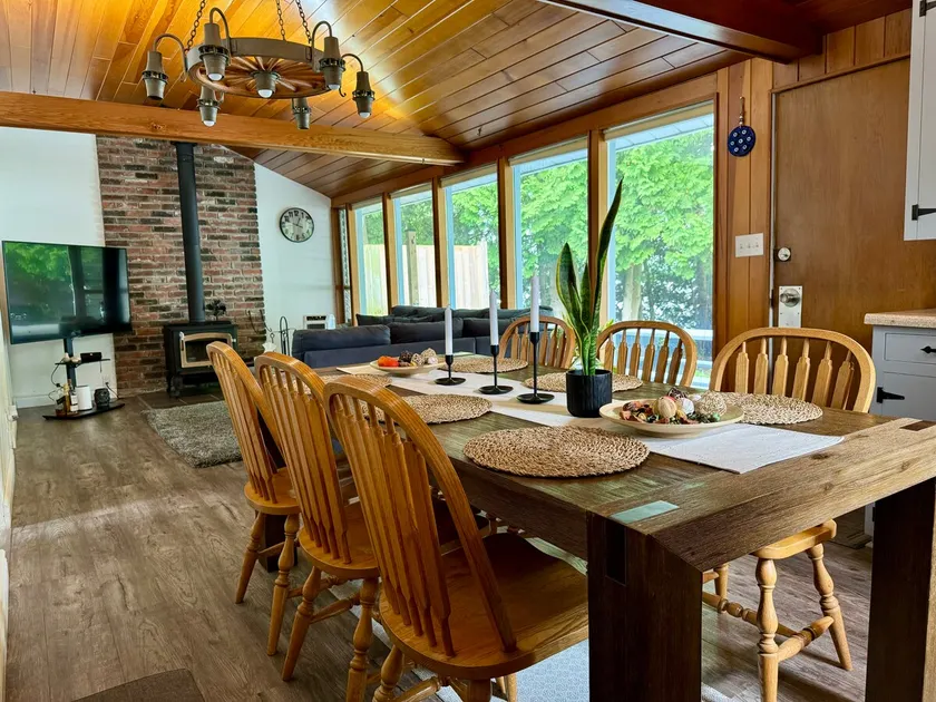 Lake Front Cozy Cocoon Cottage - Image 1
