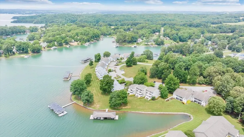 3BD SML Lakefront · Boat Slip, Pool & Dogs - Image 1