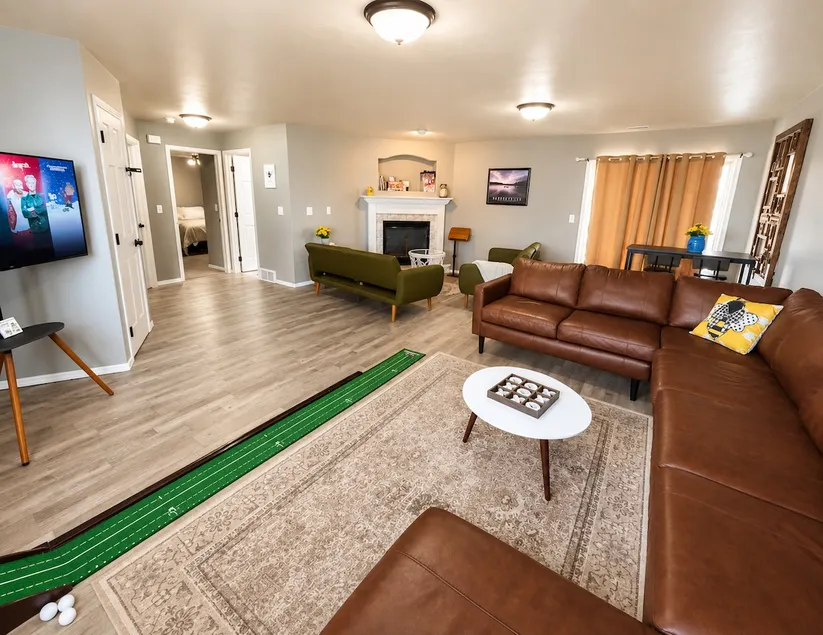 Bee’s Knees Lounge #9: Spacious • Golf • Yard - Image 1