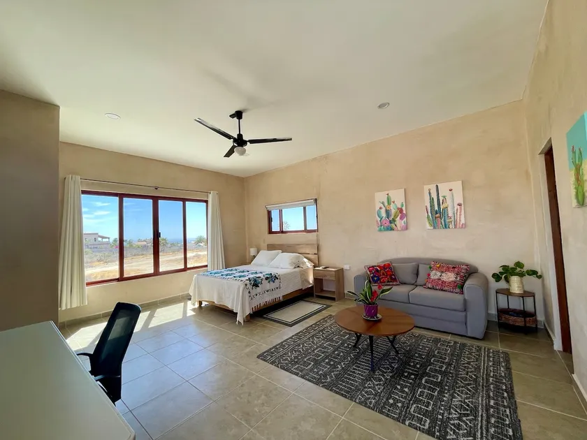 Spacious top-floor loft with ocean views - Image 1
