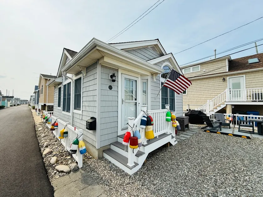 Bright Beach Cottage: includes linen and badges! - Image 1
