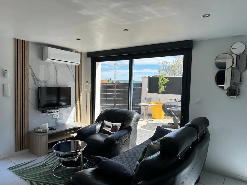 Spacious lodge, secure parking 11 km from Hyères beach - Image 1