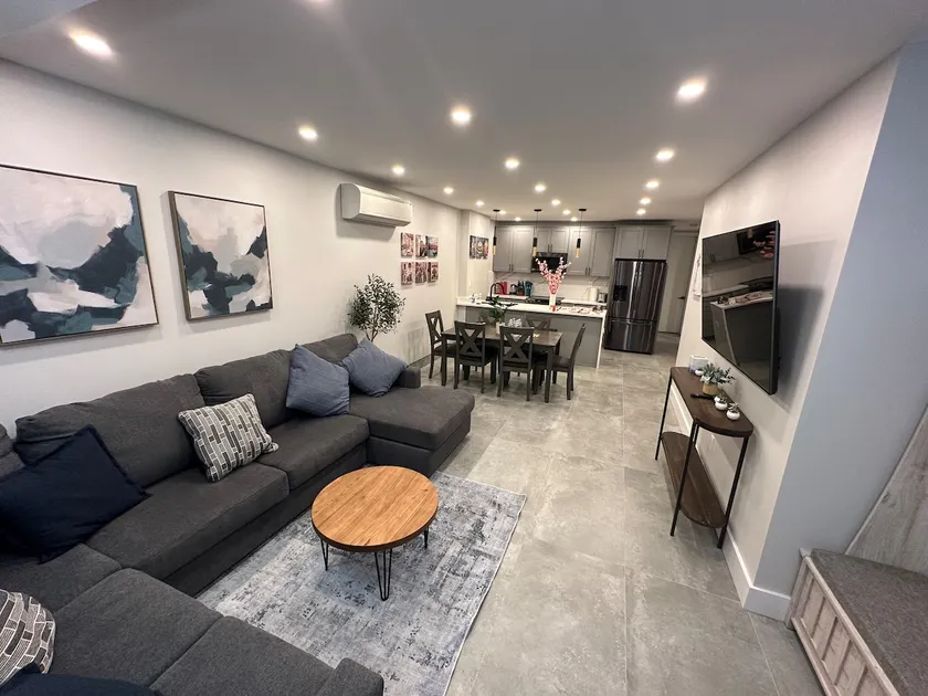 Beautiful Home 3br with backyard & parking - Image 1
