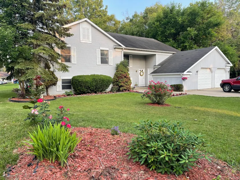 3BR/2BA Home/ Sleeps 8/Free Breakfast/Full Kitchen - Image 1
