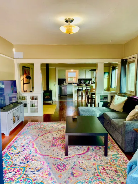 ”Clean & Cozy in Eugene” ~Conveniently Located~ - Image 1