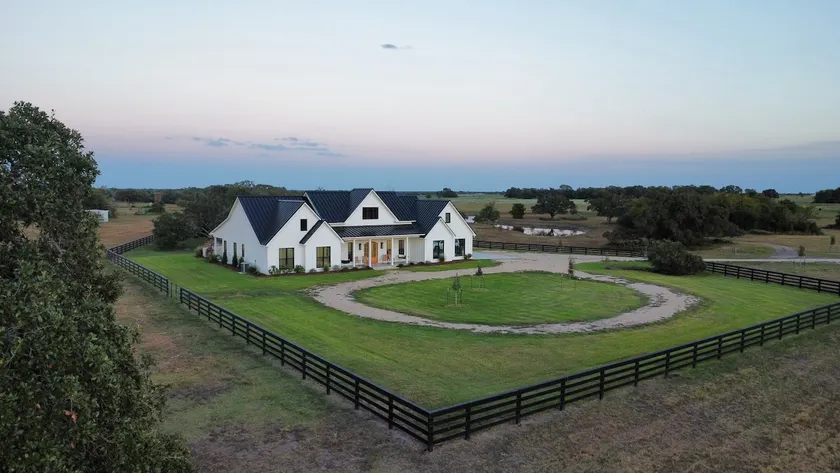 RMB Longhorn West, luxury living in the country - Image 1