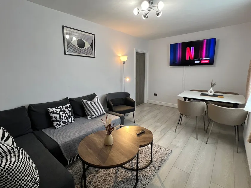 The Place with king beds, Ensuite Bathrooms, Close to Airport and Free Parking - Image 1