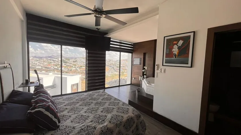 Luxury penthouse with a hot tub and panoramic views - Image 1