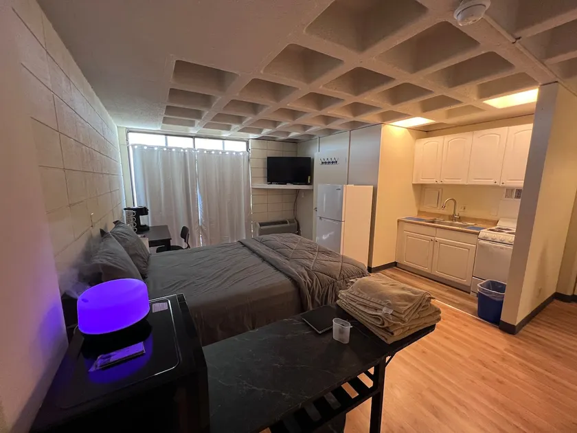 Studio apartment in Wichita #08 - *Queen size bed* - Image 1