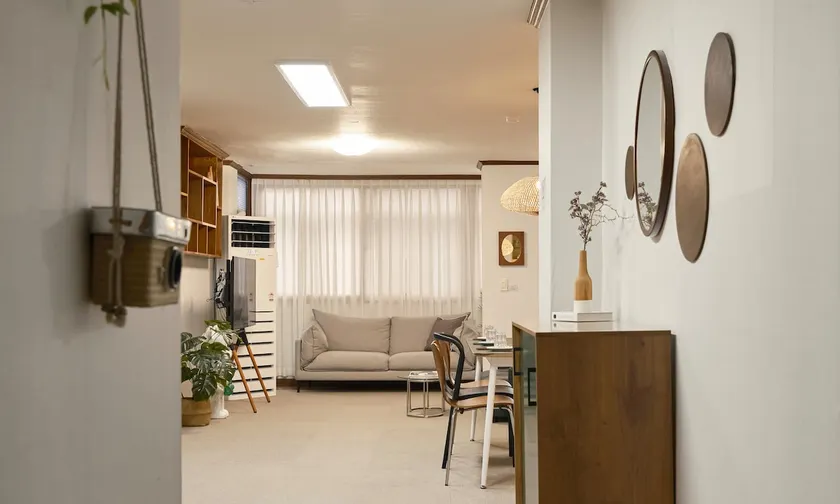 [Special Offer] Popular Dong-in-dong / Spacious Living Room / 3 Bedrooms / Up to 10 People / 4 Queen-Size Beds - Image 1