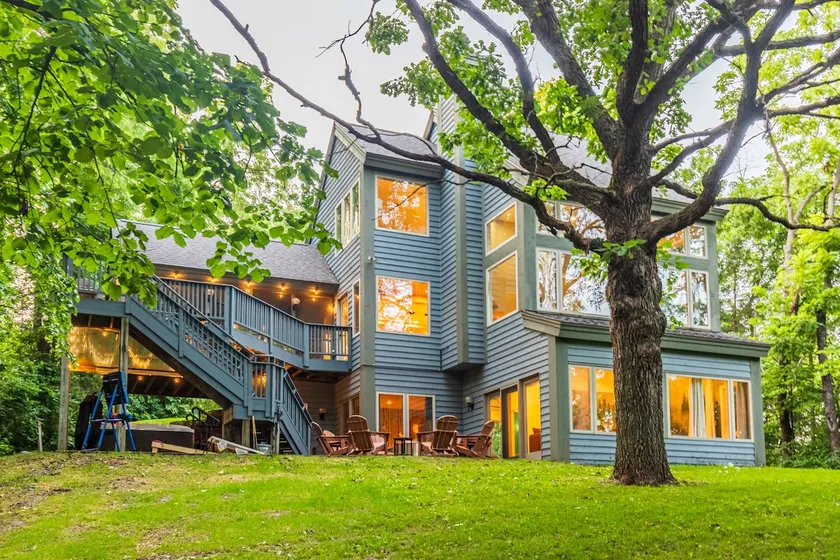 Treehouse! 3BR Ensuites• Spacious•Hot Tub•Fire Pit - Image 1