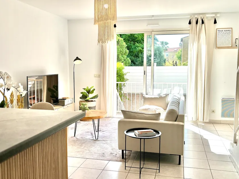 Bright home, private outdoor space• 10 min beaches - Image 1
