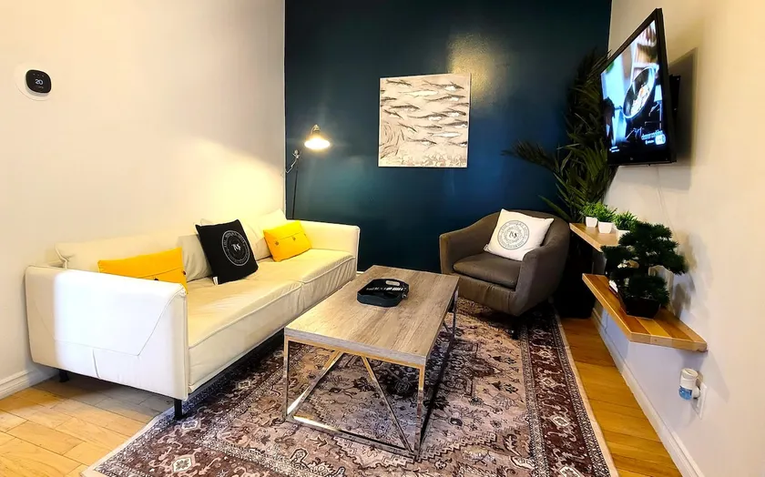 Modern 2bedroom Condo Great Location Coffee Wifi - Image 1