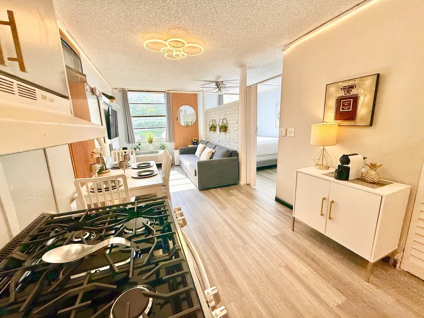 Elegant Renovated 1BDR in the heart of South Beach - Image 1