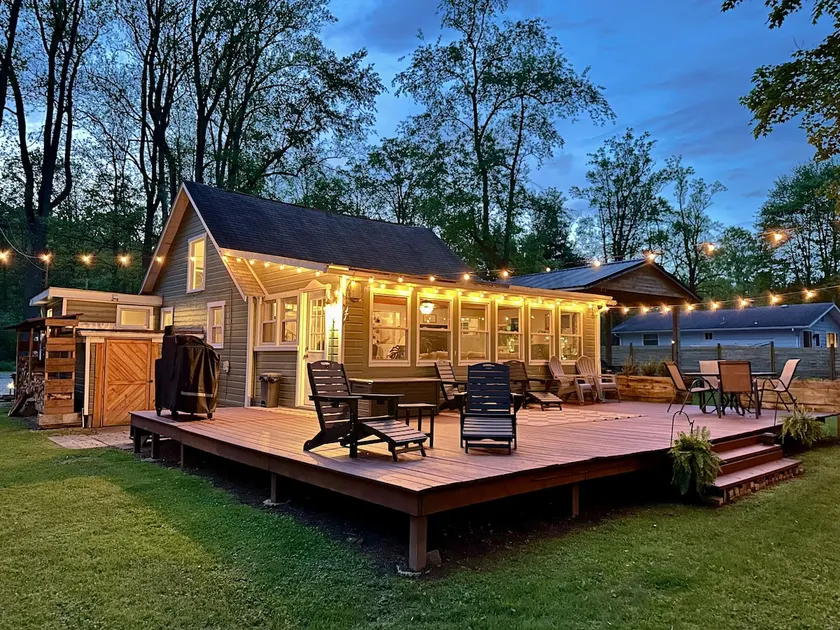 Private Lane Creek Front Cottage - Image 1