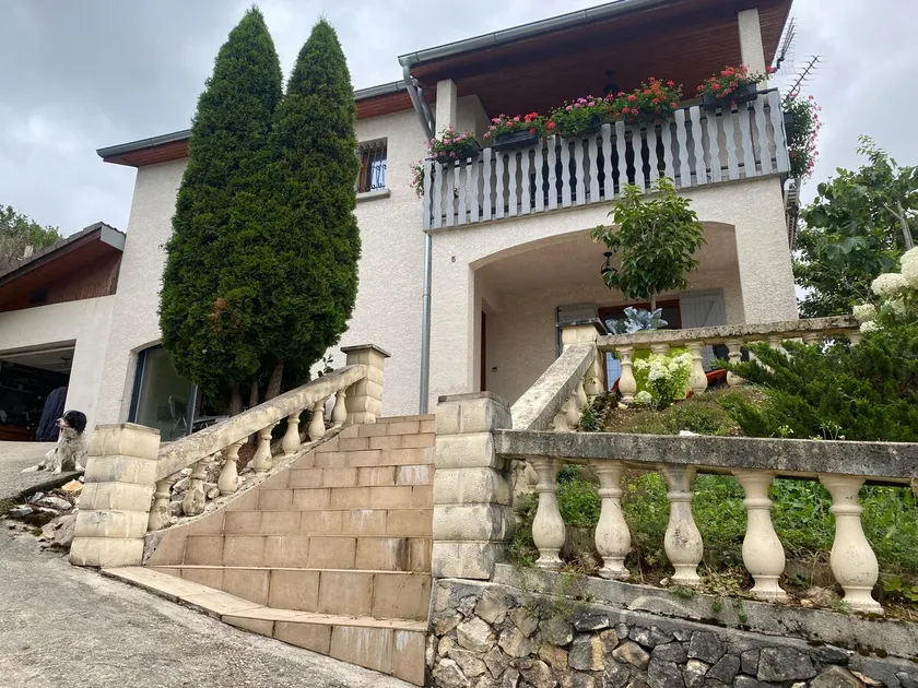 Entire place has 2 bedrooms - Image 1