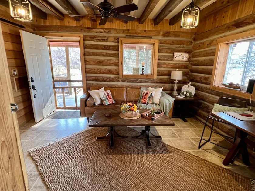 Peaceful Creekside Cabin, HotTub - Image 1
