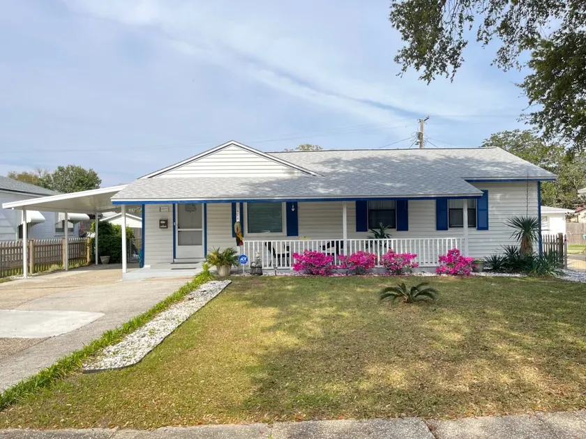 Shipshape Navy Point Bayou Cottage. - Image 1