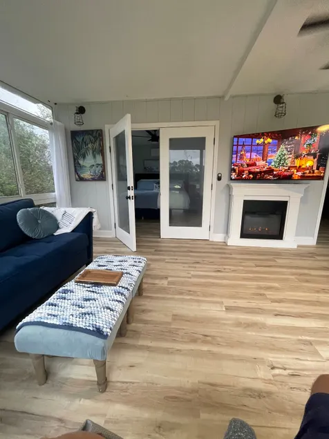 Breathtaking Lakefront Glass Cottage - Image 1