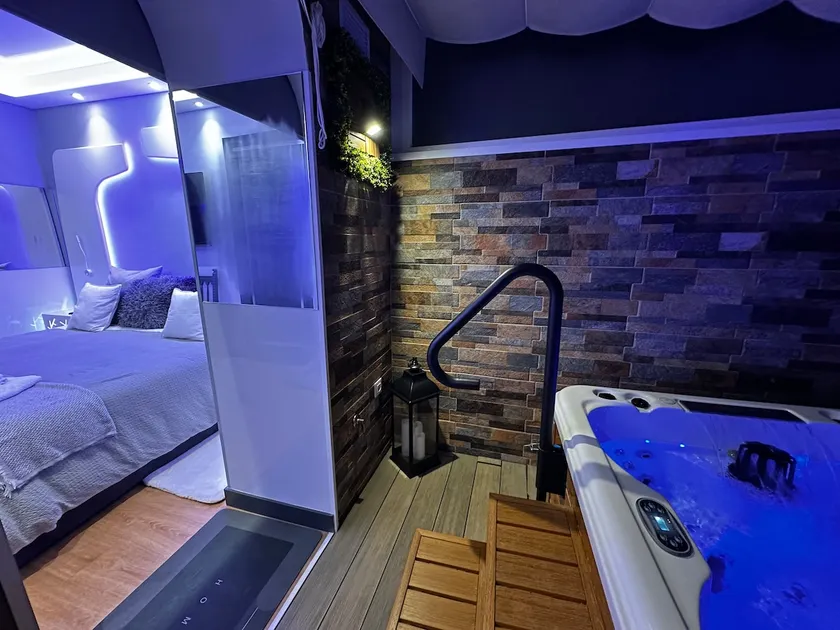 Exclusive Luxury Love-Spa Suite - Sauna and Jacuzzi - Image 1