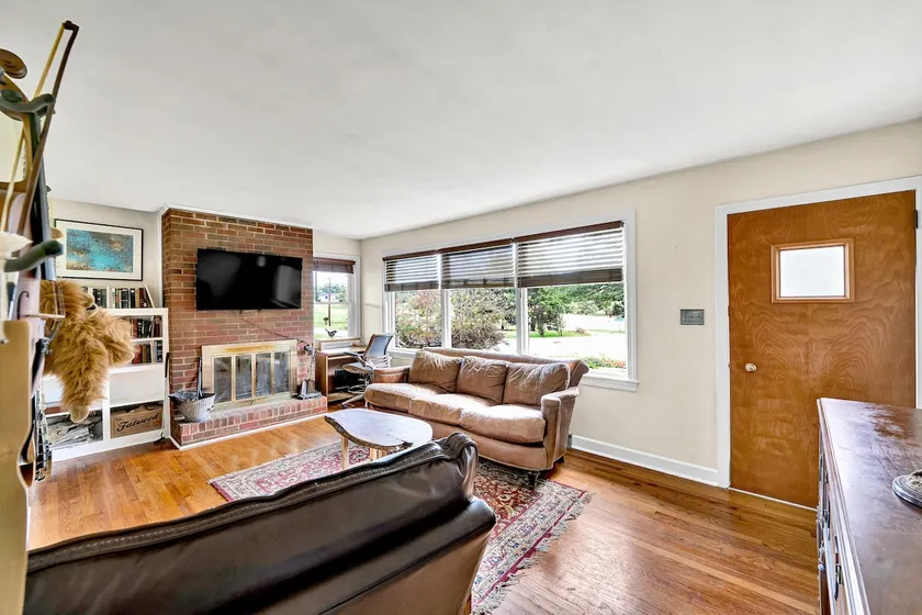 Basic Pet Friendly Whole Home w/ Fireplace - Image 1