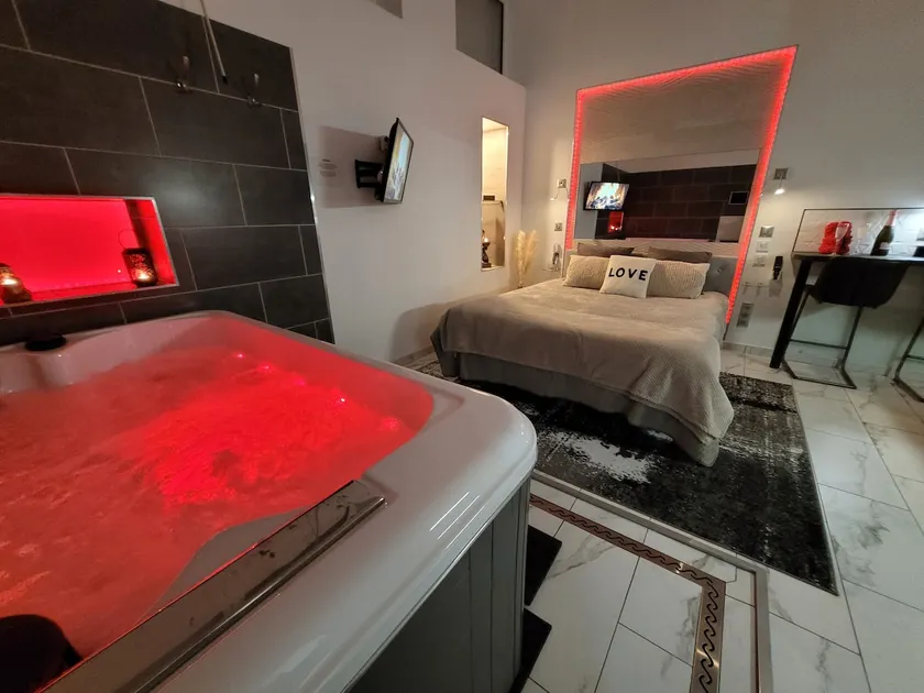 Secret Love Jacuzzi with private parking - Image 1
