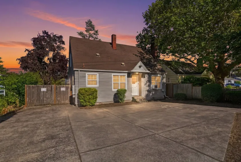 Charming 1930s Style Rustic Home - Image 1