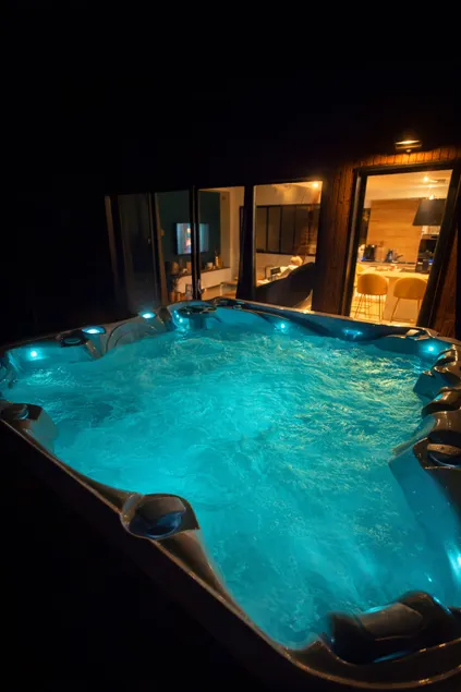 L'Usine: Stylish loft with private hot tub and garage - Image 1