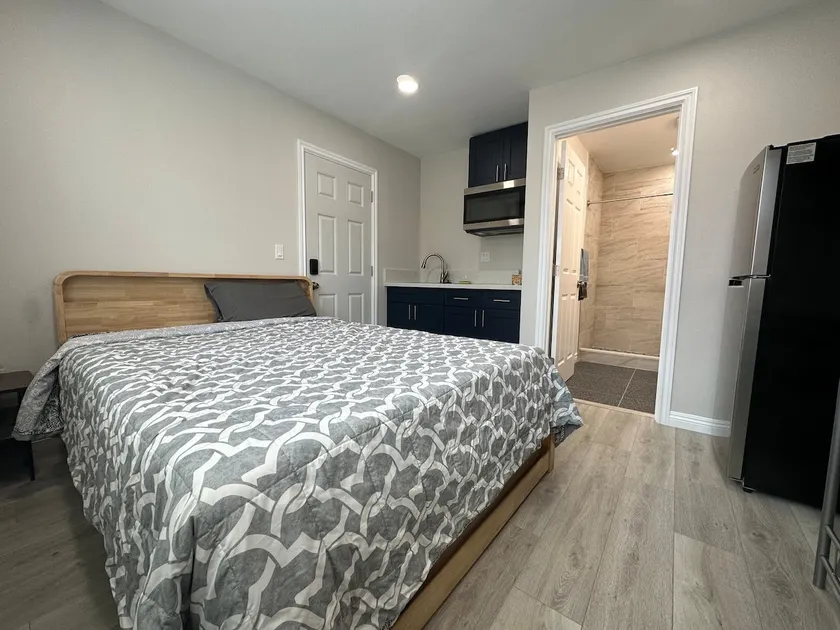Private one bedroom and bathroom - Image 1