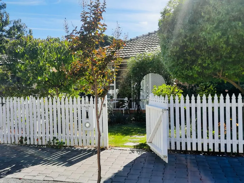 Hillview Cottage - King Bed Parking Pet Friendly - Image 1