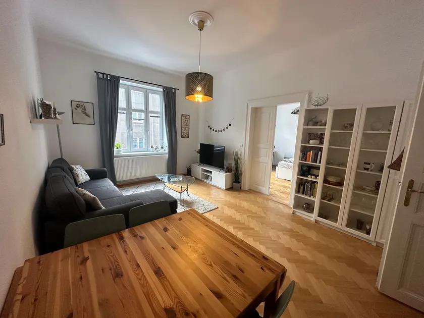 Modern & Central Apartment with Garden Access - Image 1