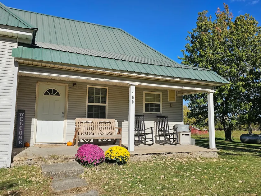 Country Retreat in a Cozy Little Town - Image 1