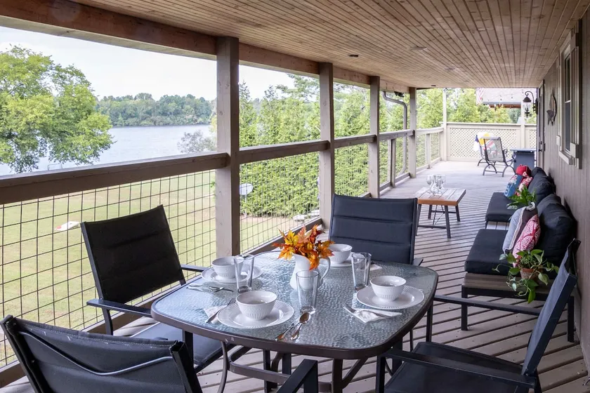 Lakefront Oasis: Big Back Porch, Pool & Hot tub - Image 1