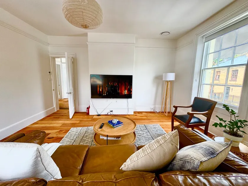 The Coal Store - 1820s Inner City 2br Apartment - Image 1