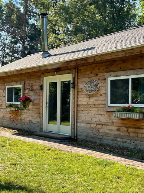 Cuddle up in this cozy cabin - Image 1