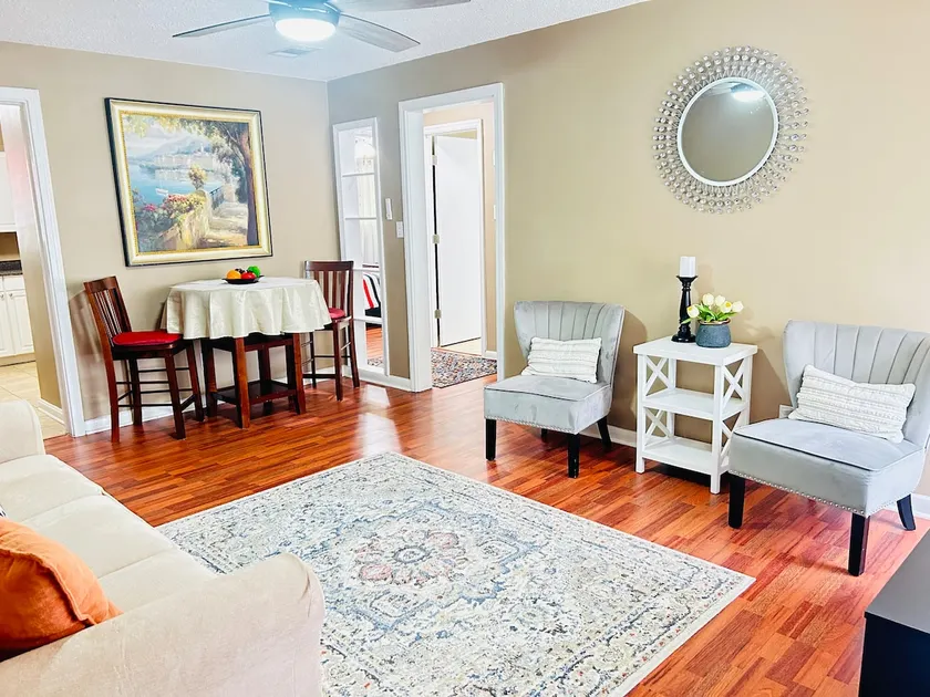 Cozy apartment /central location / 2 Bedroom - Image 1