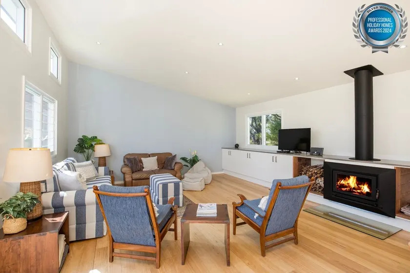 The Cabin - Waterfront with Fireplace - 5 mins to the Bay - Image 1