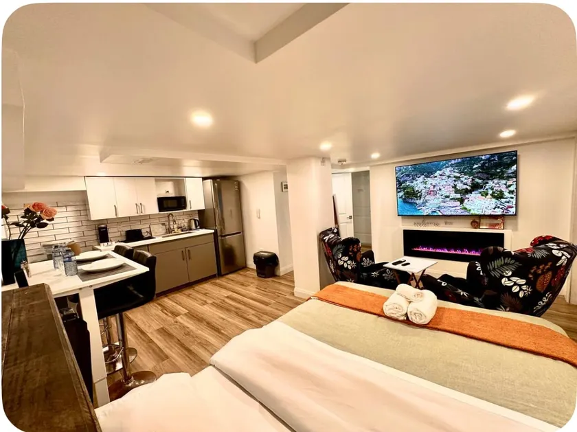 Luxurious PVT Studio Near Fairview mall & Airport - Image 1