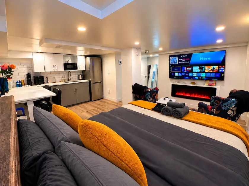 Cozy PVT Studio Near Fairview mall & Airport - Image 1
