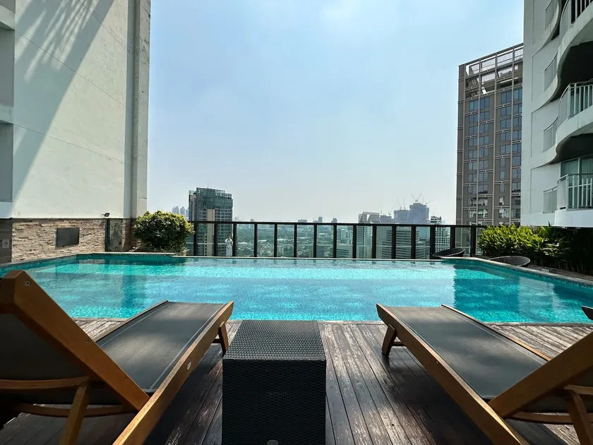 Stunning Corner! 7 min to Skytrain, Lumpini & Siam - Image 1
