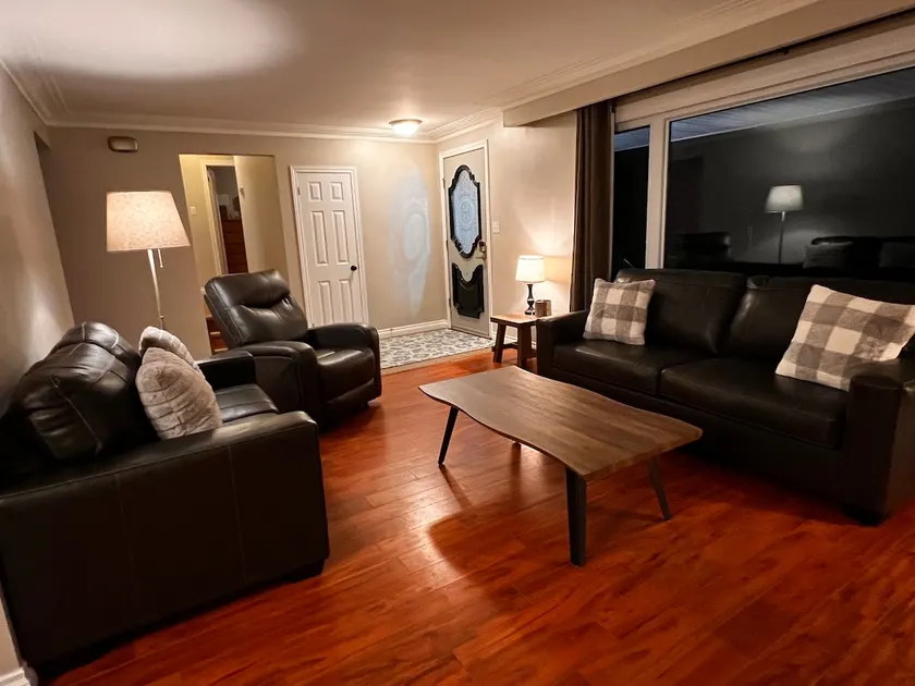 Main floor, 3 Bedroom home. Come relax! - Image 1