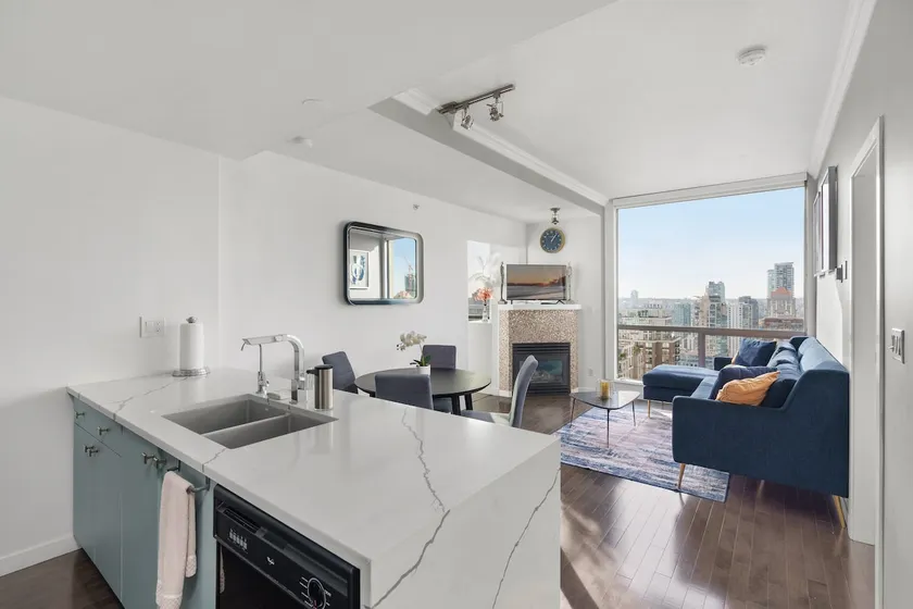 Stylish Yaletown Tower Suite - Image 1