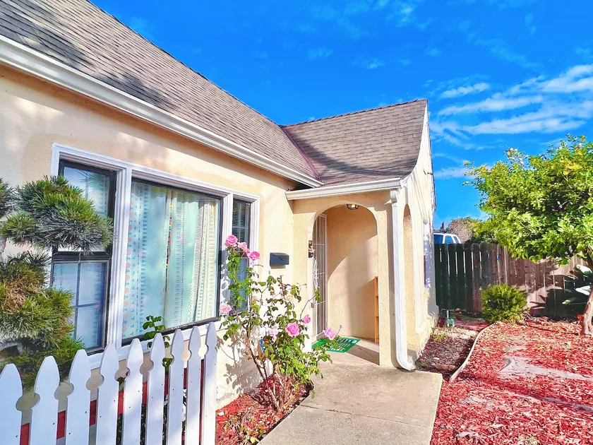 2BR ｜King Bed ｜Exclusive Parking｜Walk to Grocery - Image 1