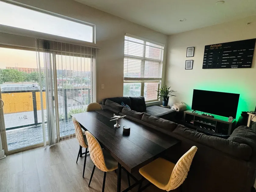 Comfortable Stay Near Downtown & Deep Ellum - Image 1