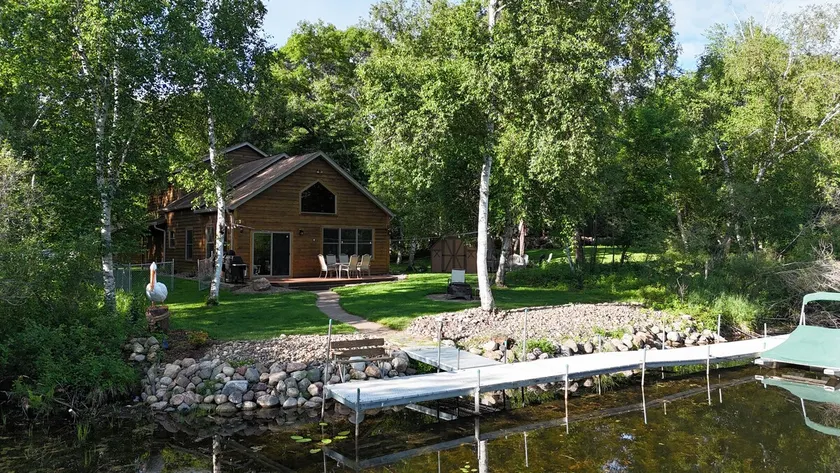 Spacious Summer Escape on Channel - Image 1