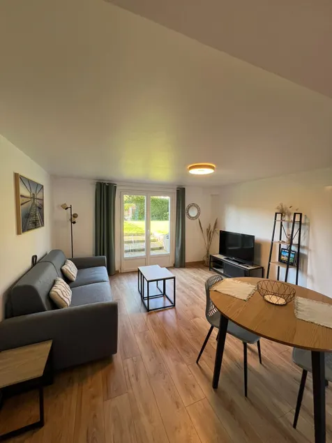 2-bedroom apartment with garden - Image 1