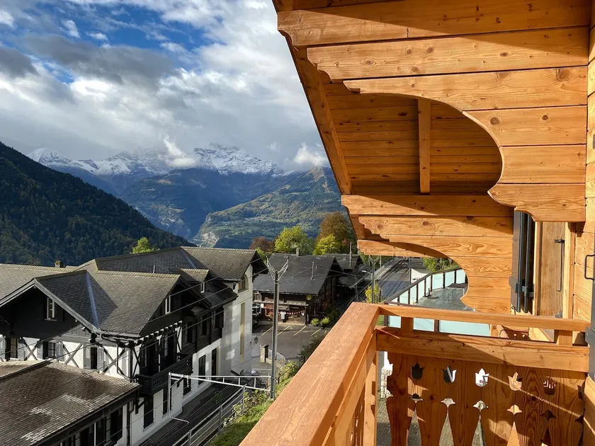 Mountain view, contemporary decoration, parking. - Image 1
