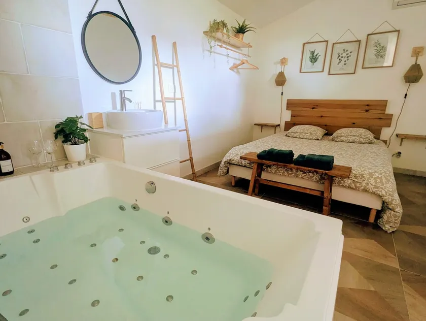 Cozy relaxation haven with spa and video projector - Image 1